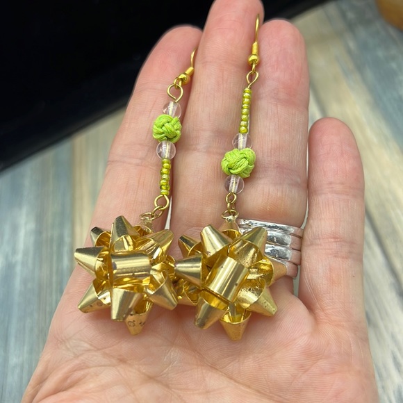 ⭐️Adorned Crown Jewelry assemblage Christmas earrings gold bow green bead - Picture 4 of 8